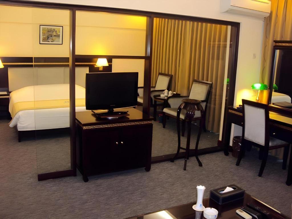 Huu Nghi Hotel Haiphong Exterior foto